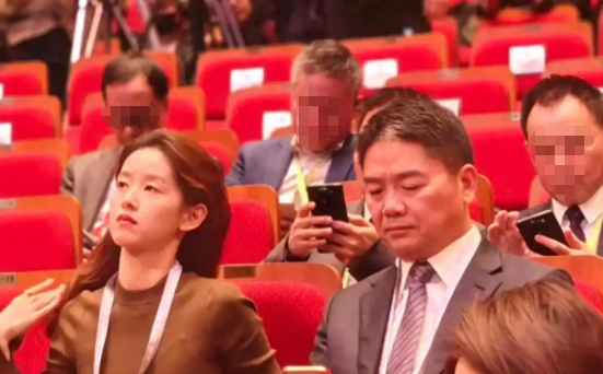 刘强东一句话暴露婚变传闻真相后，恶心一幕出现，奶茶妹妹太可怜