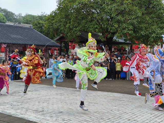 南海影视城国庆变身“戏梦狂欢节”，巨型盲盒剧场体验奇妙之旅