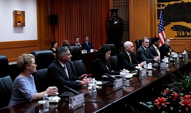 对美连发两道制裁后，特朗普宣布加税100%，美防长：紧急召开会议