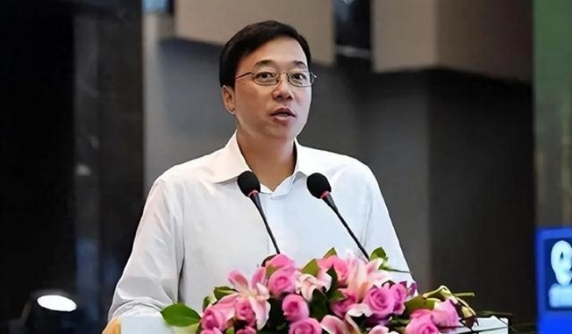 轮到美国被“垄断”了！“芯片之父”弃美回国，研发成果堪比核武