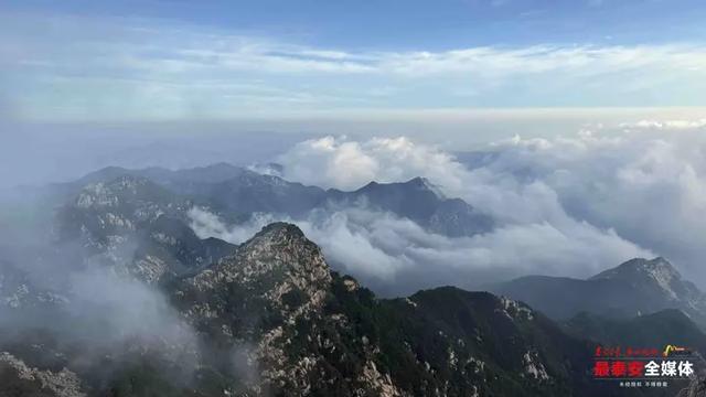清晨的泰山集齐“日出+云海+宝光”！ 17℃风吹来像开了天然空调