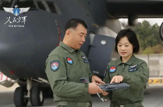 阅兵上运20女机长找到了！又美又飒，丈夫更强，履历让人心服口服