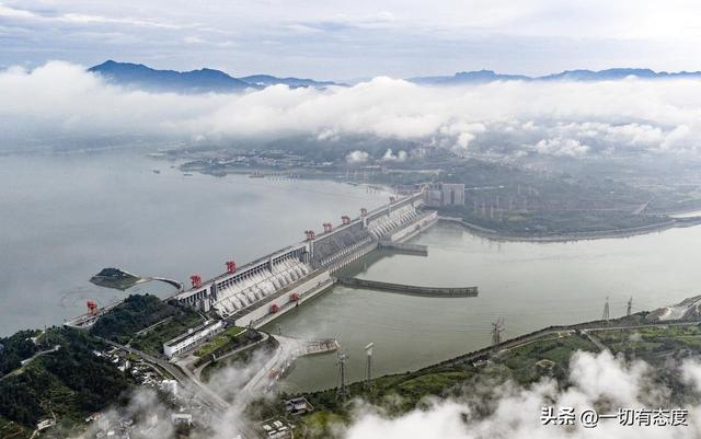 三峡云雾的 “时间魔法”！让现代大坝与千年诗意同框的无缝衔接！
