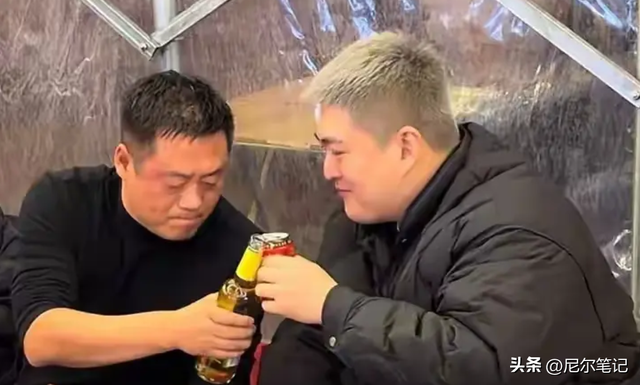 赵本山儿子请客吃砂锅，在暖棚里凑桌显寒酸	，宋晓峰喝到鼻脸通红