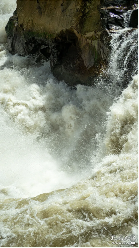激流险滩，气势磅礴的虎跳峡峡谷 敬畏大自然的鬼斧神工