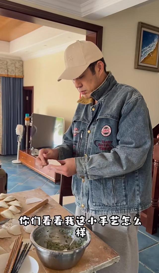 53岁刘钧现状：住北京郊区别墅	，一直未婚与小猫作伴，自己做饭吃