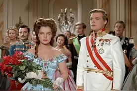 40厘米细腰的茜茜公主，站在大胡子国王丈夫旁边，宛如美女配野兽图片