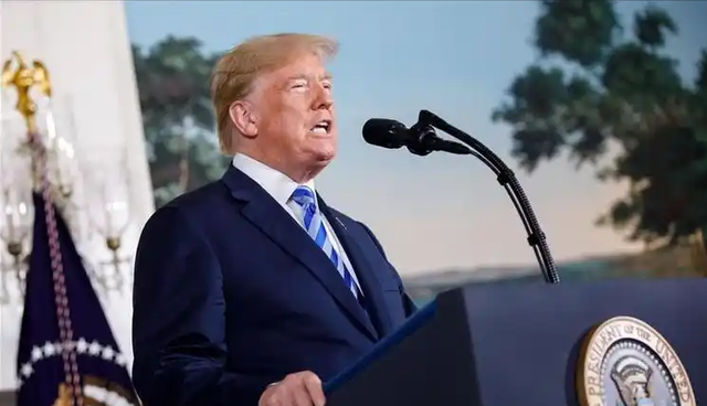 爱泼斯坦案再爆猛料！权贵合影流出，特朗普克林顿同框，白宫急了