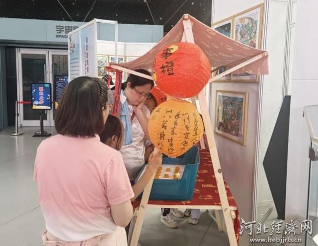 河北省科技馆国庆科普热力全开 趣味答题引爆知识狂欢