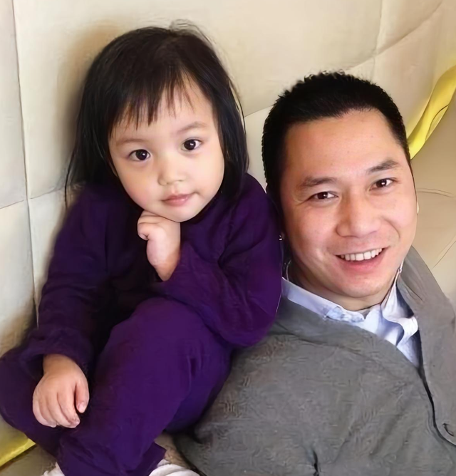 赵薇母女现身北京机场，15岁女儿一头黄毛	，穿搭比50岁妈妈还成熟