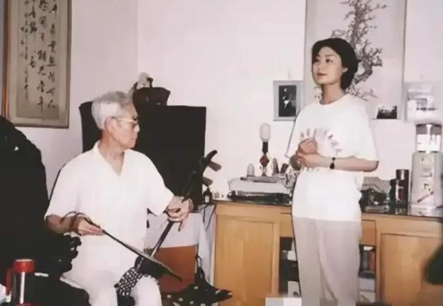 至今未婚未育，身边却有男人陪了近27年！59岁的她才是真人间清醒