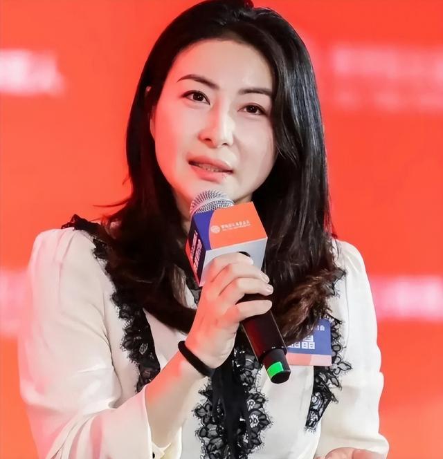 霍启刚高调官宣喜讯仨月，郭晶晶再破天花板，让整个贵妇圈沉默了