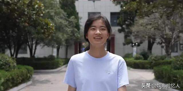 比清北分量还重的通知书！两美女飞行员亲自护送，整条街都知道了