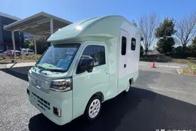 大发小型额头房车，仅0.66升排量，布局紧凑，两张床位住四人图片