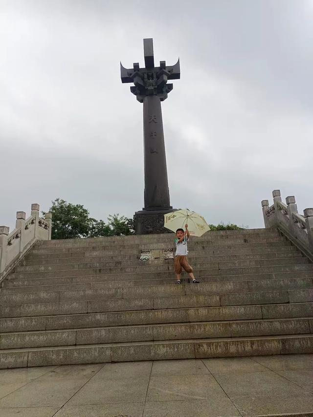 雨中游汝南和母校（作者：朱树理）