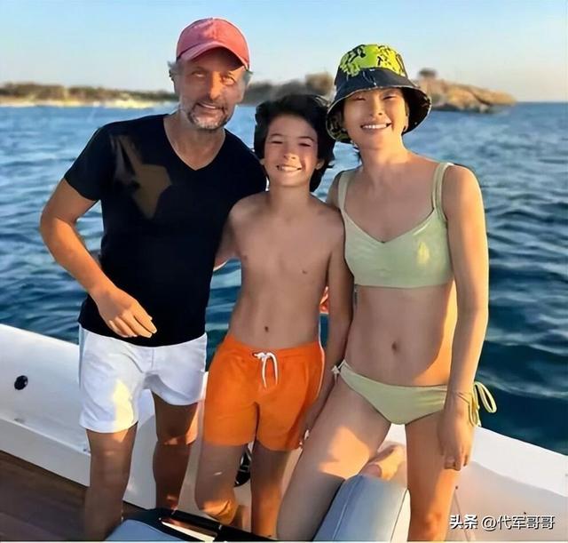 她被群嘲是“第一丑模”，嫁给大20岁老外，如今43岁怎样了？