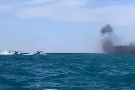红海爆发海战，胡塞武装多船被击沉，抢在美航母撤离前，伊朗行动图片
