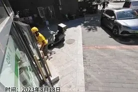 外卖小哥送餐误洒了汤 欲赔钱时顾客一个举动让人泪目 网友:被陌生人的善意暖到了图片