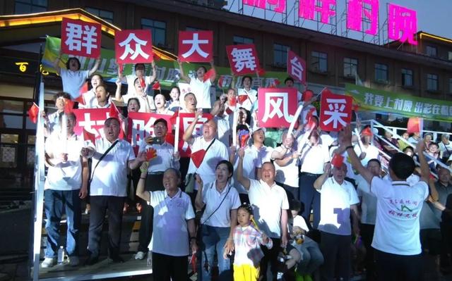 村晚·故事丨40多人组队battle桐梓“村晚”？这届避暑游客太会玩！