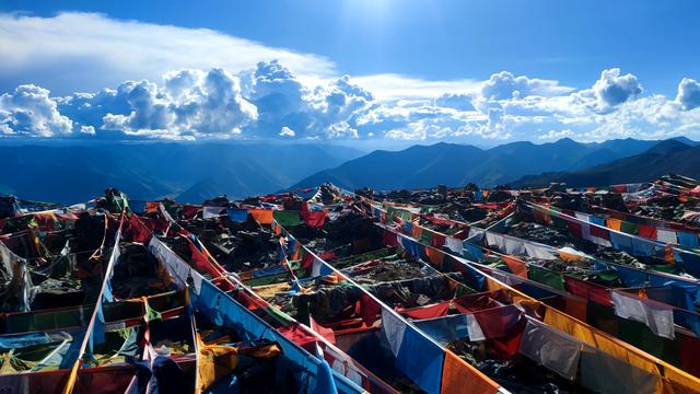 爬拉萨哲蚌寺后山,从海拔3600米到山顶5300米,上下20公里