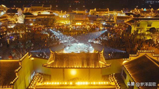 湖北：祥云湾庆典燃爆文旅圈 三喜临门夜 千人天灯点亮浪漫星河‌