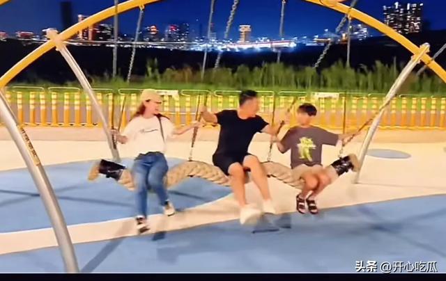 小玥玥和小箖箖街头骑车散步，爸爸推姐弟俩荡秋千，玩得太开心了
