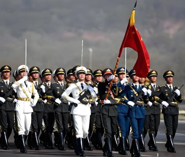 中美差距那么大？张召忠：美国就算一动不动	，中国20年也追不上！