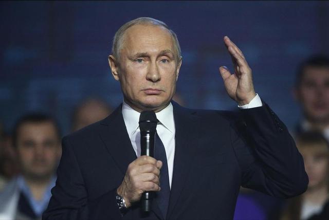 日本航母正式出港！高市早苗紧急表态后，普京做出一个明智的决定