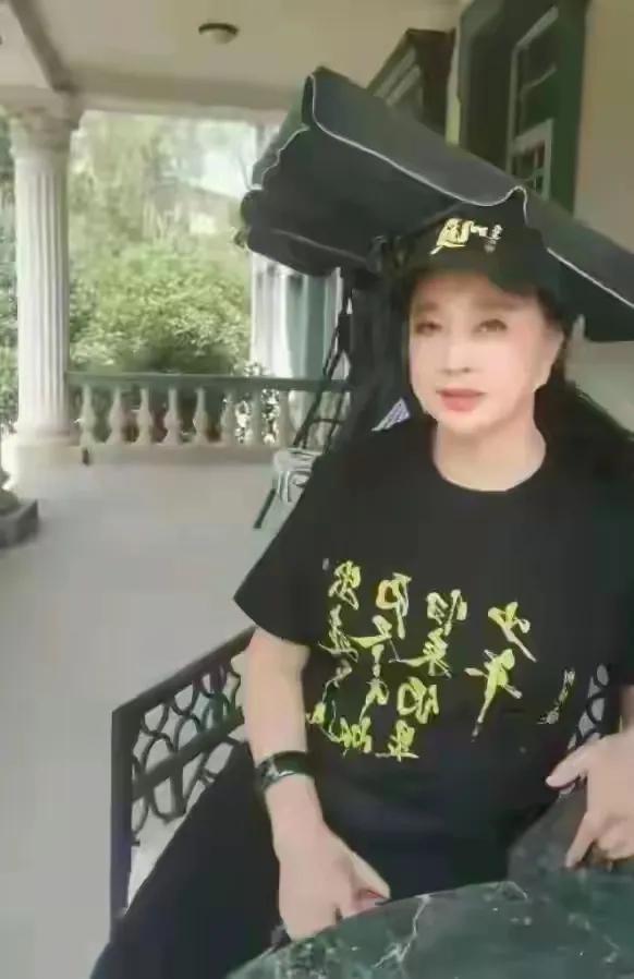 75岁刘晓庆，公园里跳舞，这状态真好，看着最多50岁，越活越年轻