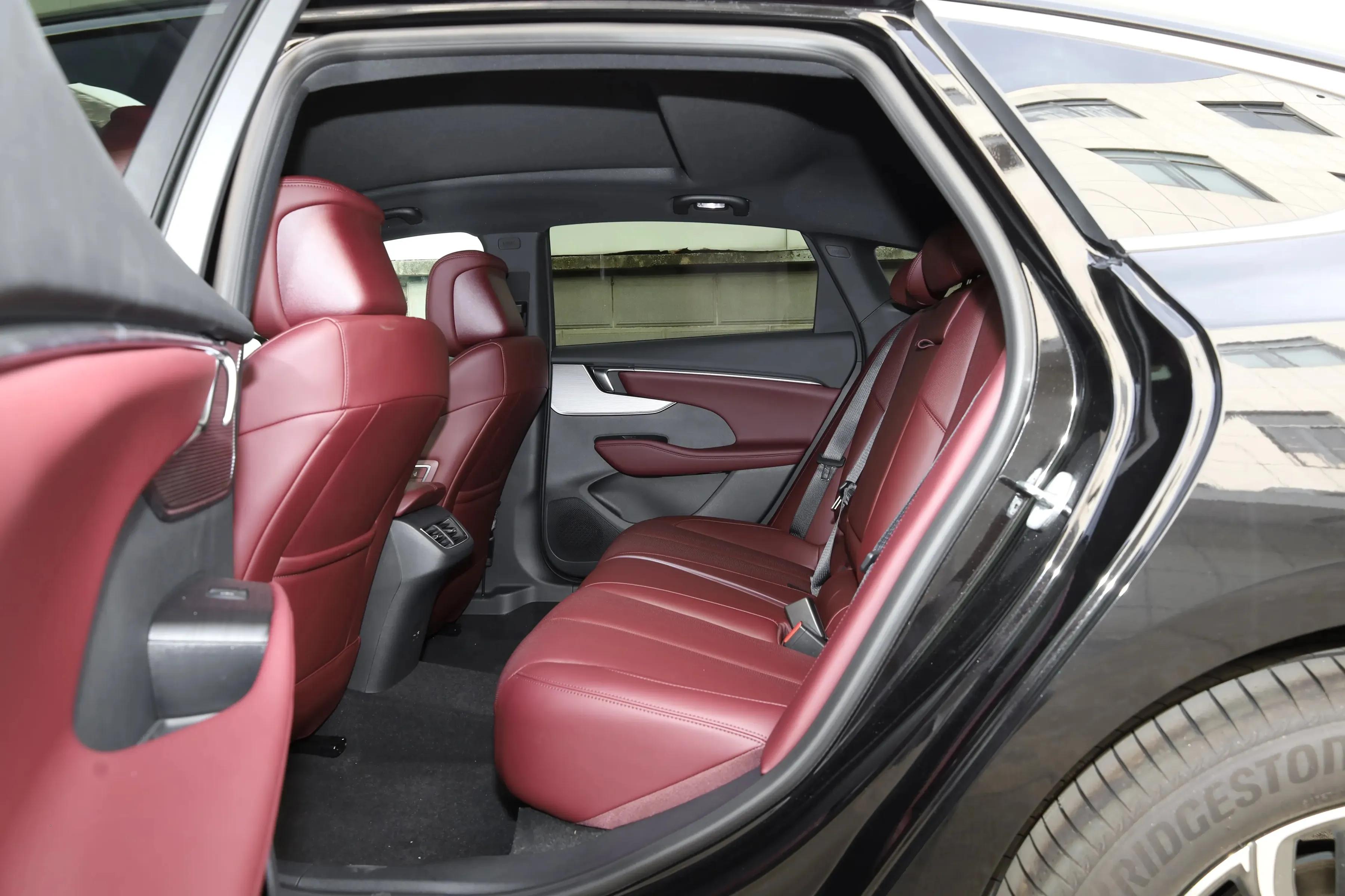 2026款别克君越与迈腾对比 15.99万一口价别克君越 18英寸轮辋君越内饰设计_新君越2.0t油耗大吗