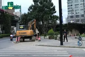 马路拐角任性停放挖掘机 铲斗遍地存安全隐患图片