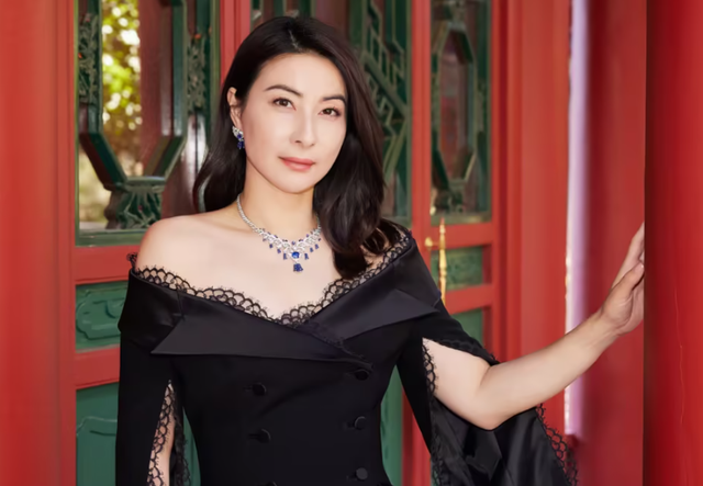 霍启刚没想到，44岁郭晶晶再传喜讯，让霍震霆和香港阔太圈沉默了