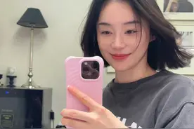 38岁袁姗姗晒素颜自拍，短发自然又随性，真实状态圈粉无数！图片