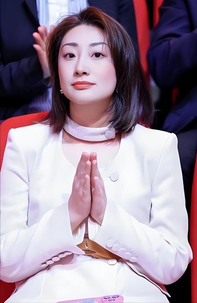 宗馥莉首度回应娃哈哈风波，三句话表明立场，杜建英宗泽后应愧疚