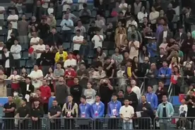 中国男篮亚运获铜牌面无表情领奖，球迷高喊“中国队加油”为他们加油打气！图片