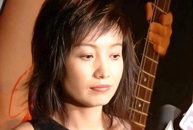 她连上5次春晚，和恩师同居怀孕，被骗流产，如今57岁依然单身！