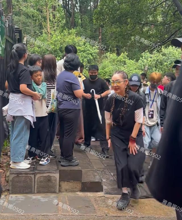 刘晓庆70的年纪18的打扮宁静矮黑胖，夕阳红老年团硬夸成一路繁花
