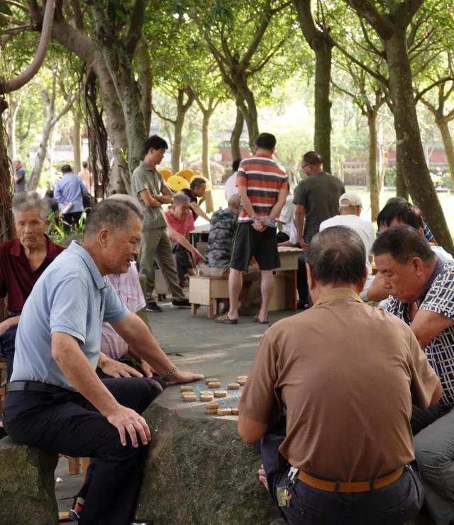 我甘肃人，退休跟着女儿到了贵州，说实话，山地气候很舒适