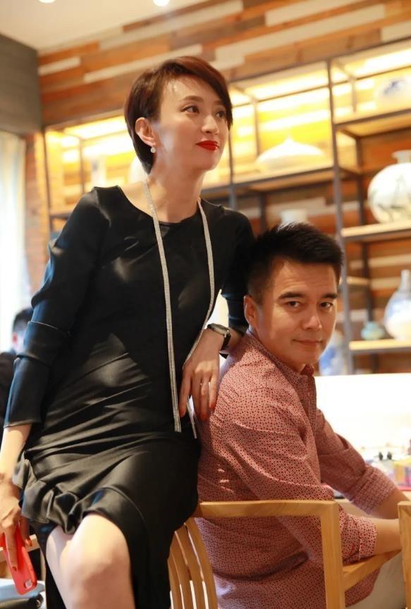 原来他们是夫妻，《许我耀眼》他4婚娶小12岁娇妻，老婆像梅艳芳