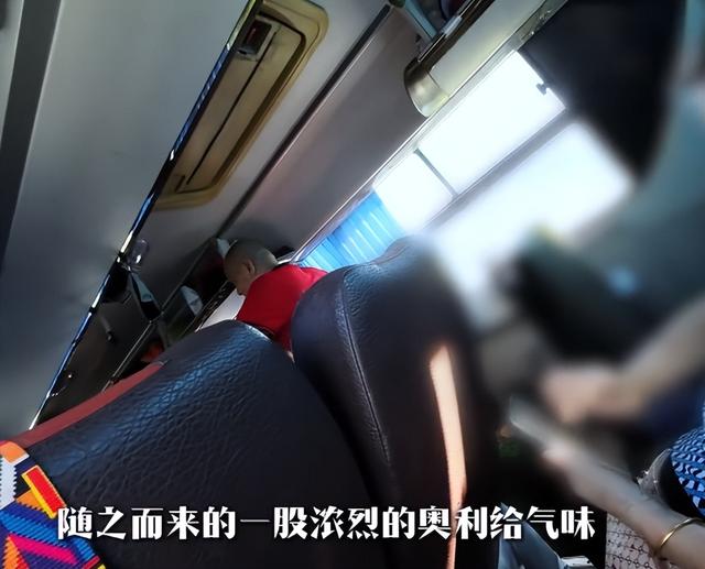 湖北小伙报老年旅行团，大妈在车上当众大便，全车被熏得捂鼻干呕