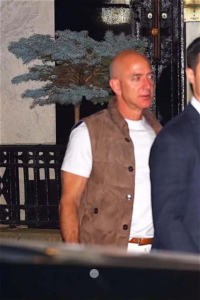 三星掌门人北京逛街，穿“老头马甲	”秒售罄！有钱男人为啥爱马甲