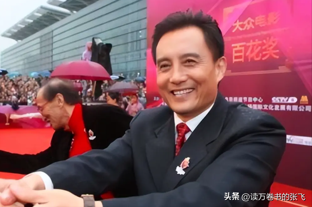 他被谢霆锋打成重伤，发妻6次流产绝情离开，如今街头卖卤肉为生