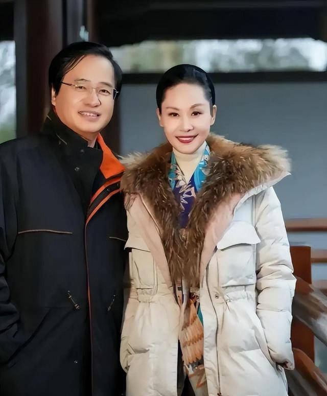 于文华：二婚嫁给未婚小伙，婚后23年未生一子，如今她过得如何？