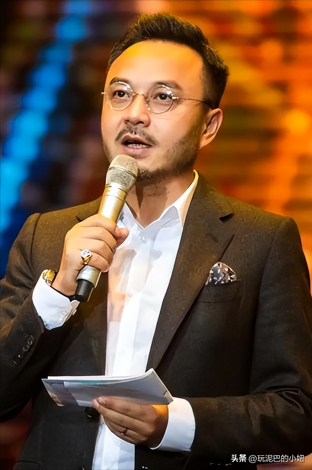 51岁汪涵现状:常年居住在长沙,穿人字拖嚼槟榔,大烟斗不离身