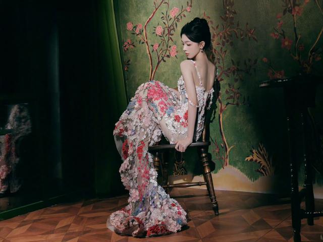 身穿花裙 风情万种的陈瑶