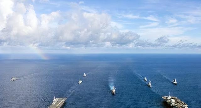 大阅兵刚结束，六国航母舰队开进东海，一艘055就能送进海底？