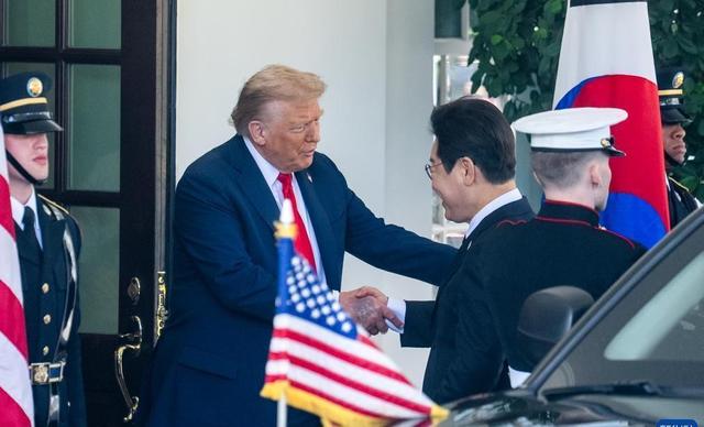 面对特朗普的持续施压，韩国将彻底倒向美国？当着全世界的面，李在明直言：安全不靠美国，经济不靠中国