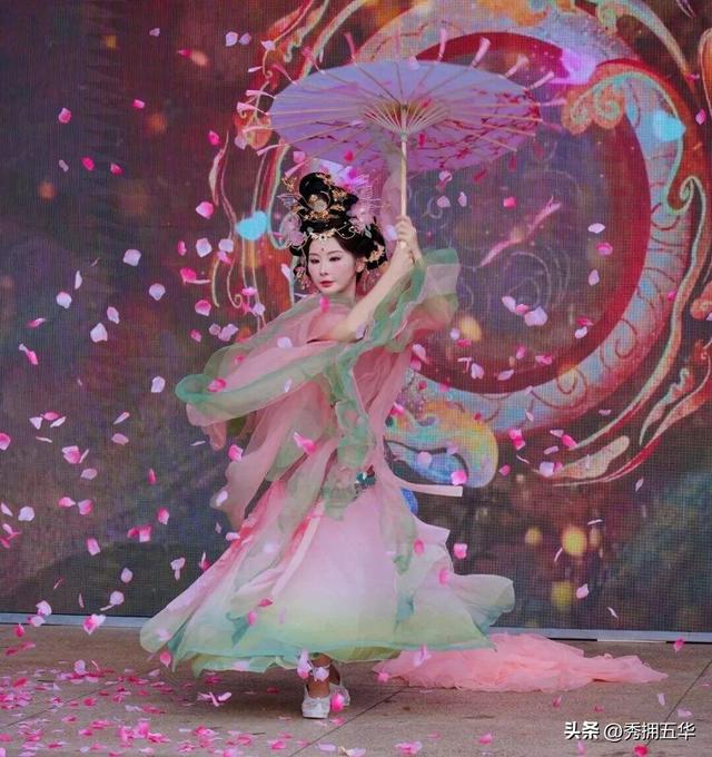 翠湖公园第十三届荷花展之“荷花仙子”大赛，文化雅韵映荷风