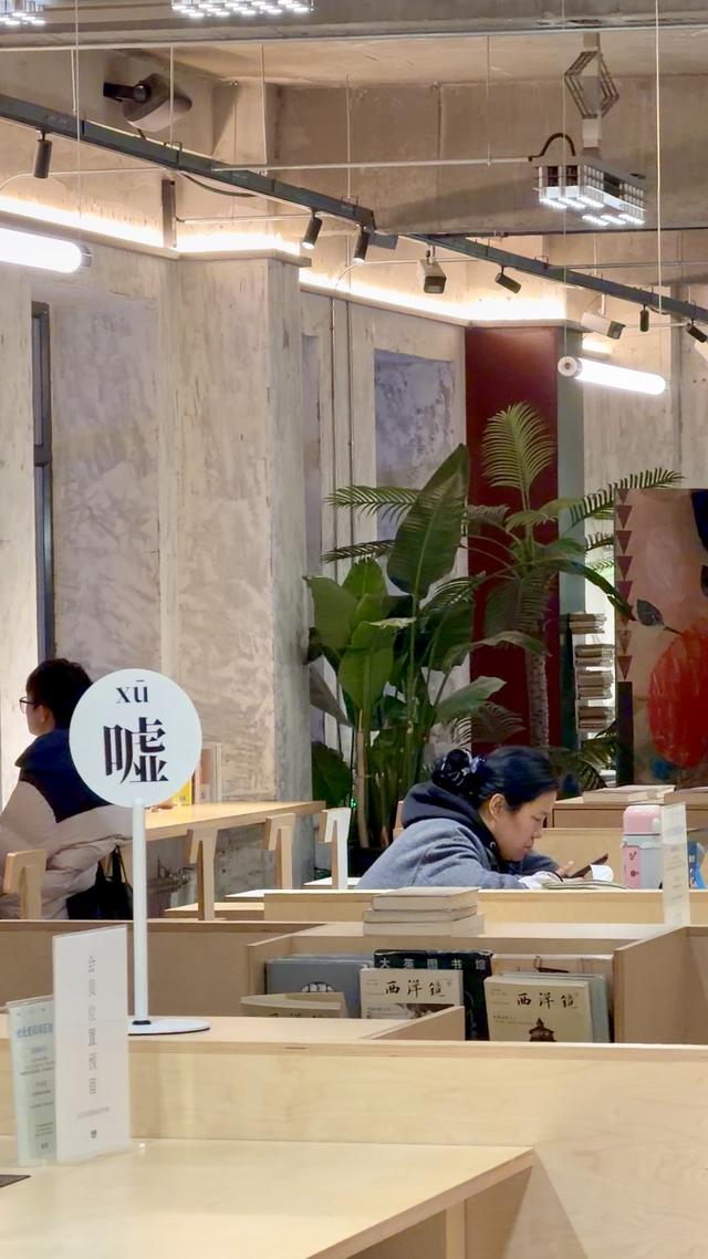 老街书店添趣味 夜读打卡新地标