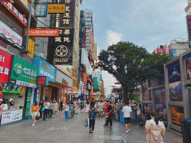 长沙著名步行街因美食成网红，游客扎堆打卡，天天都人山人海？
